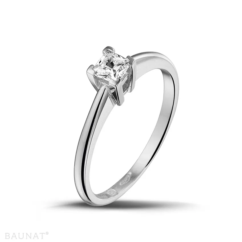 0.30 quilates anillo solitario en oro blanco con diamante talla princesa 