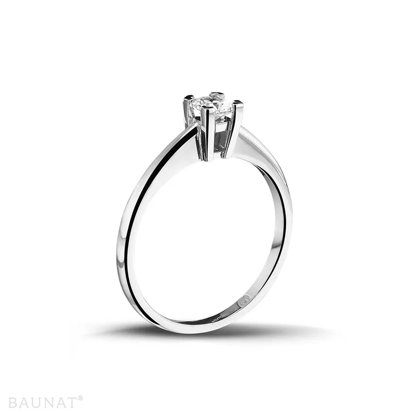 0.30 quilates anillo solitario en oro blanco con diamante talla princesa 