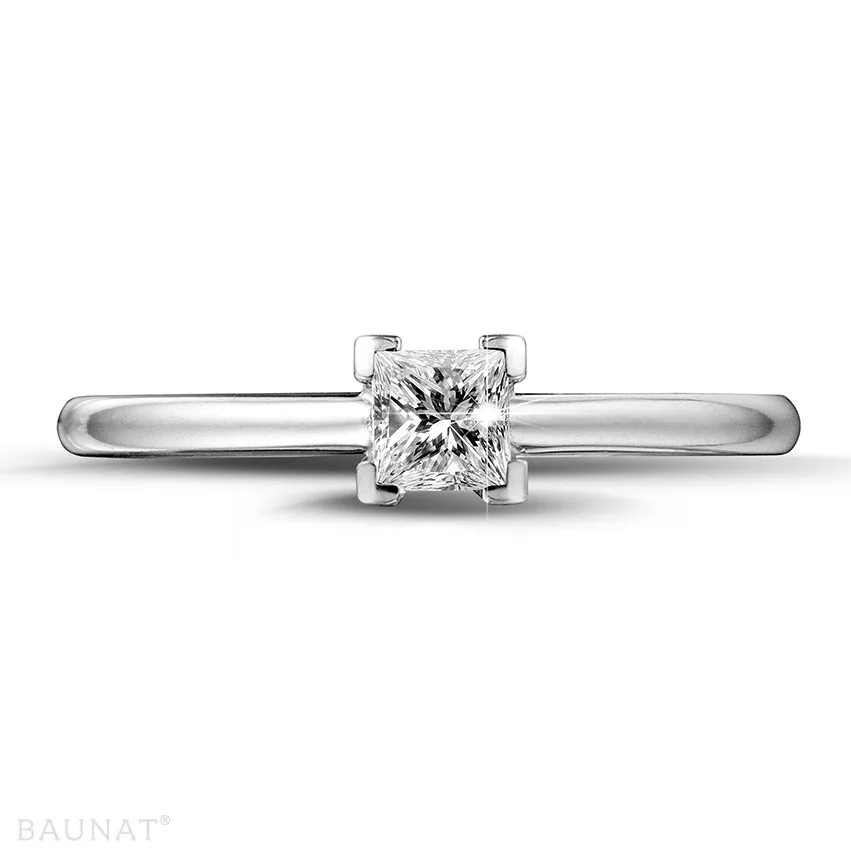 0.30 quilates anillo solitario en oro blanco con diamante talla princesa 