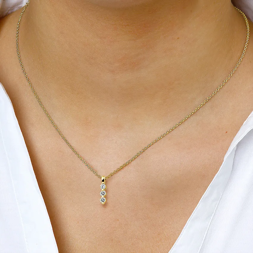0.30 quilates trilogía colgante diamante en oro amarillo 
