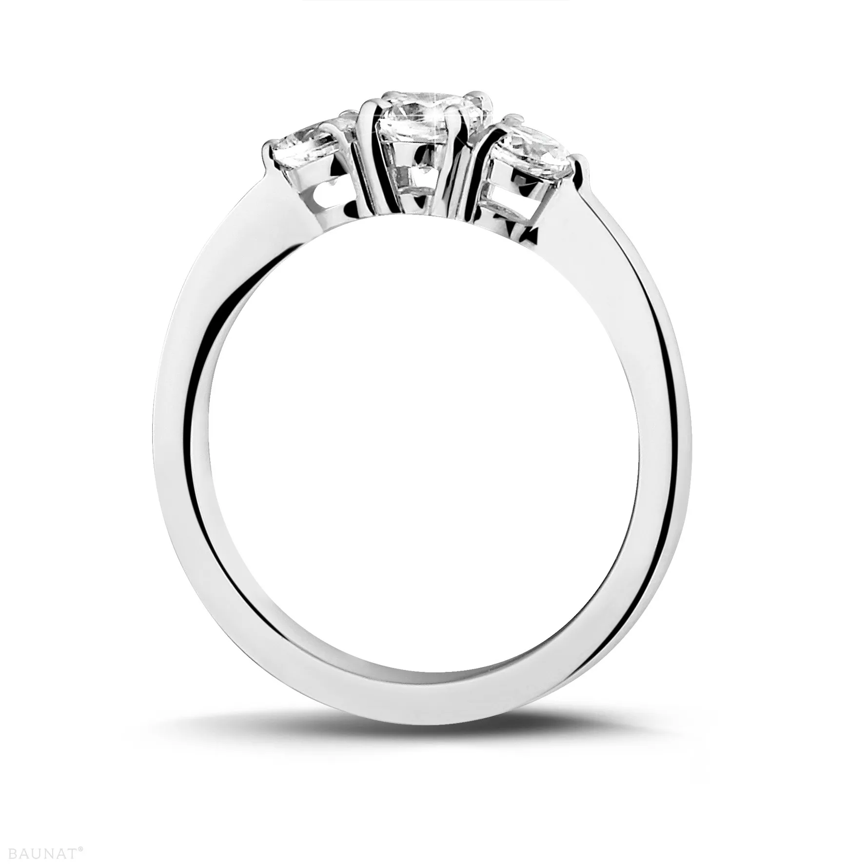 0.67 quilates anillo trilogía en oro blanco con diamantes redondos 