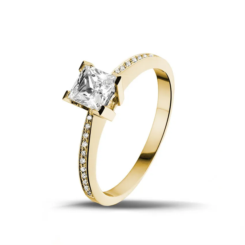 0.70 quilates anillo solitario en oro amarillo con diamante talla princesa y diamantes laterales 