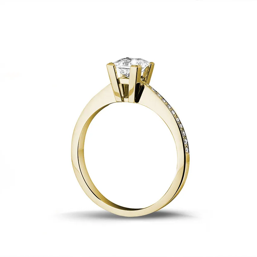 0.70 quilates anillo solitario en oro amarillo con diamante talla princesa y diamantes laterales 