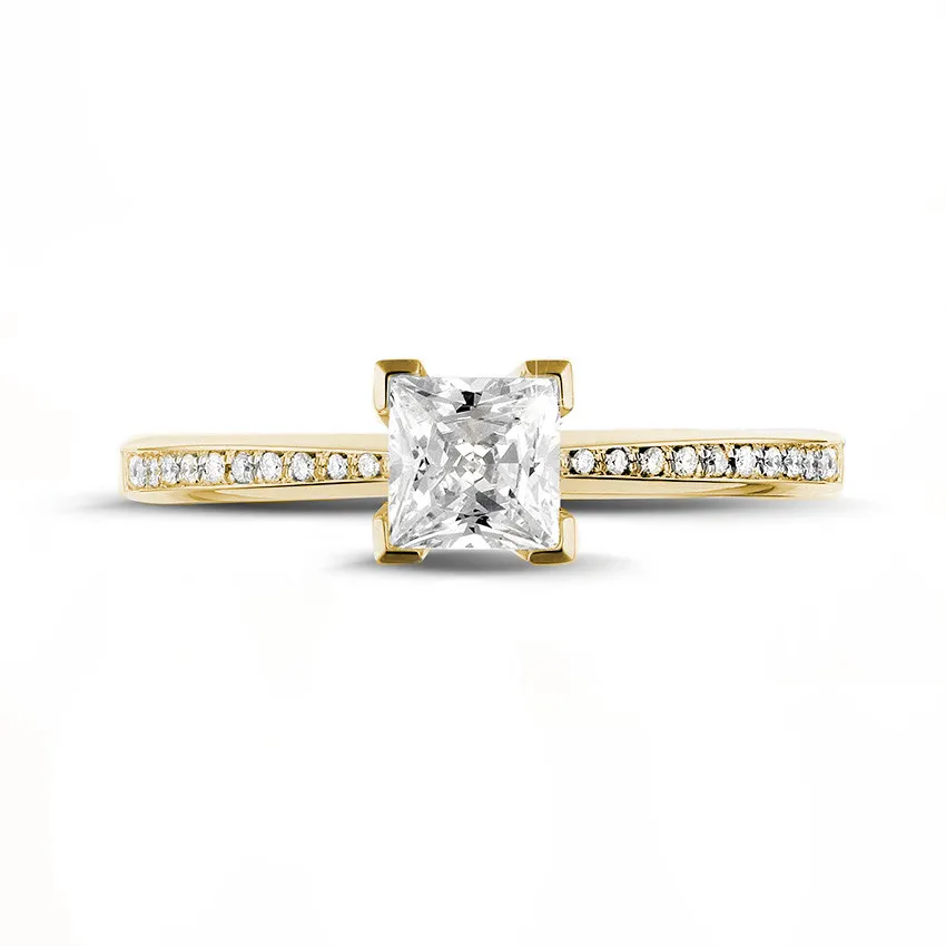 0.70 quilates anillo solitario en oro amarillo con diamante talla princesa y diamantes laterales 