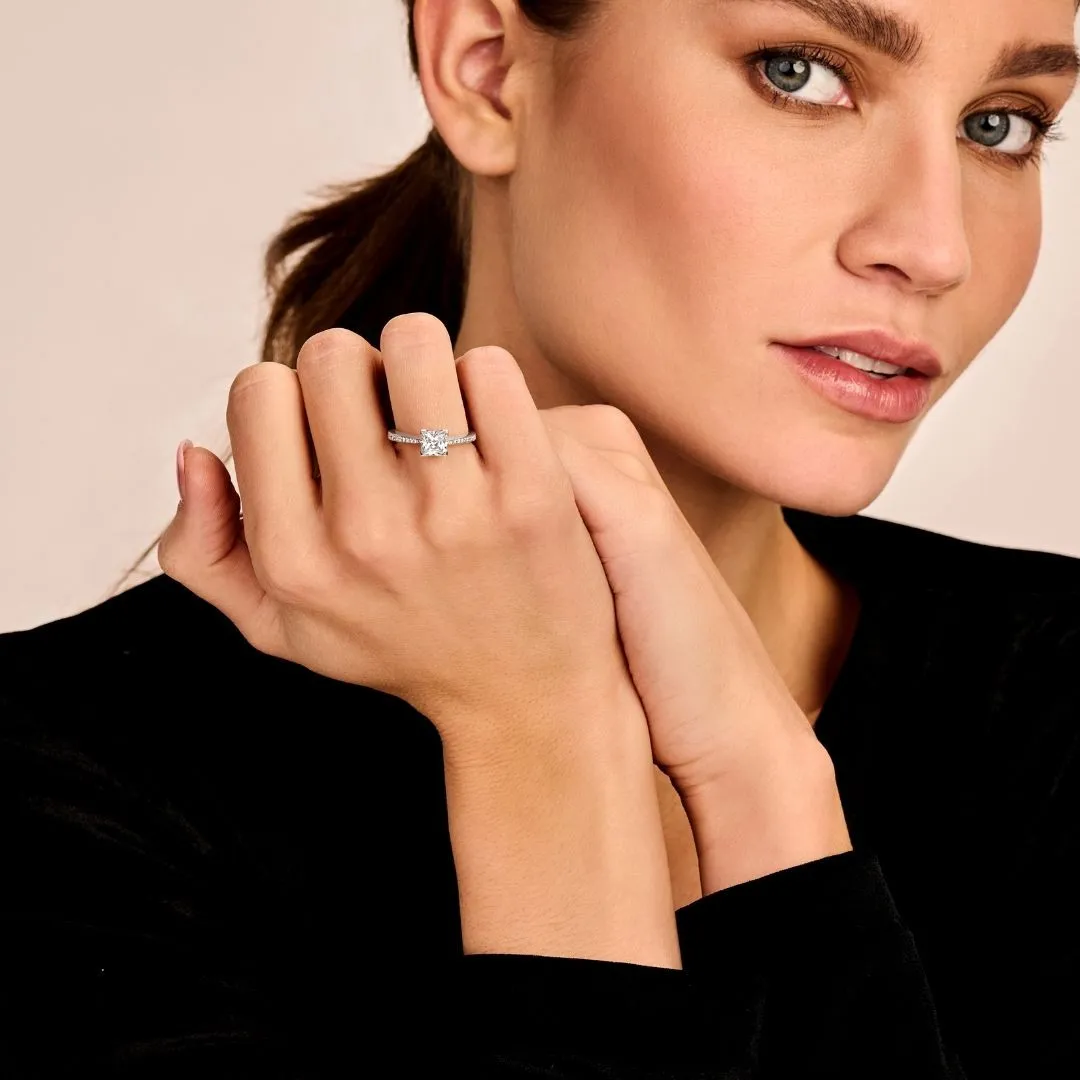 0.70 quilates anillo solitario en oro amarillo con diamante talla princesa y diamantes laterales 