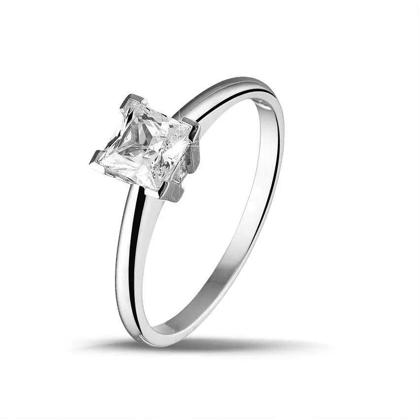0.90 quilates anillo solitario en platino con diamante talla princesa 