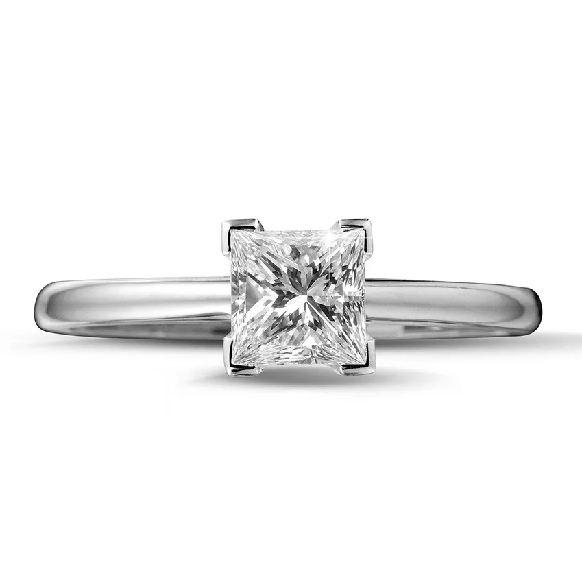 0.90 quilates anillo solitario en platino con diamante talla princesa 