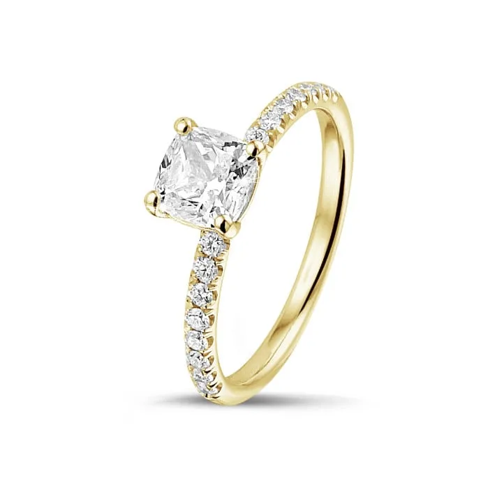 1.50 quilates anillo solitario diamante cojín en oro amarillo con diamantes en los lados 