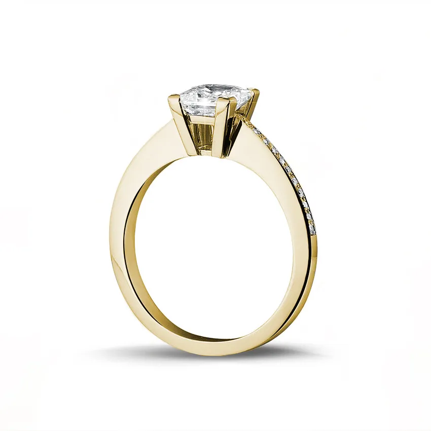 1.50 quilates anillo solitario en oro amarillo con diamante talla princesa y diamantes laterales 