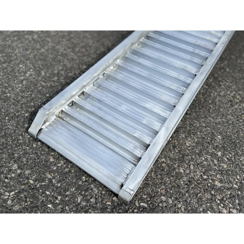 168.40 Rampas de carga en aluminio para rueda y oruga de goma | 4000 mm