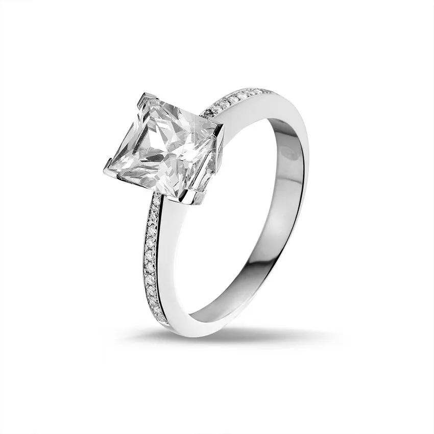 3.00 quilates anillo solitario en platino con diamante talla princesa y diamantes laterales 