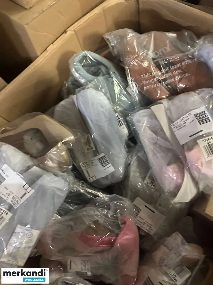4 € por par en un conjunto de zapatos con una variedad de modelos y tamaños, incluyendo cartón mixto, palet de stock restante, z