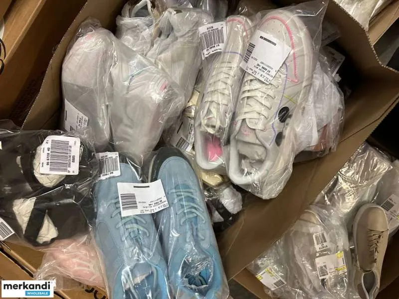 4 € por par en un conjunto de zapatos con una variedad de modelos y tamaños, zapatos, zapatos de mujer, zapatos herenn, producto