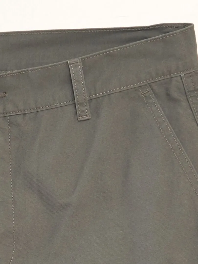 BERMUDAS CON BOLSILLOS EN LOS LATERALES  KAKI