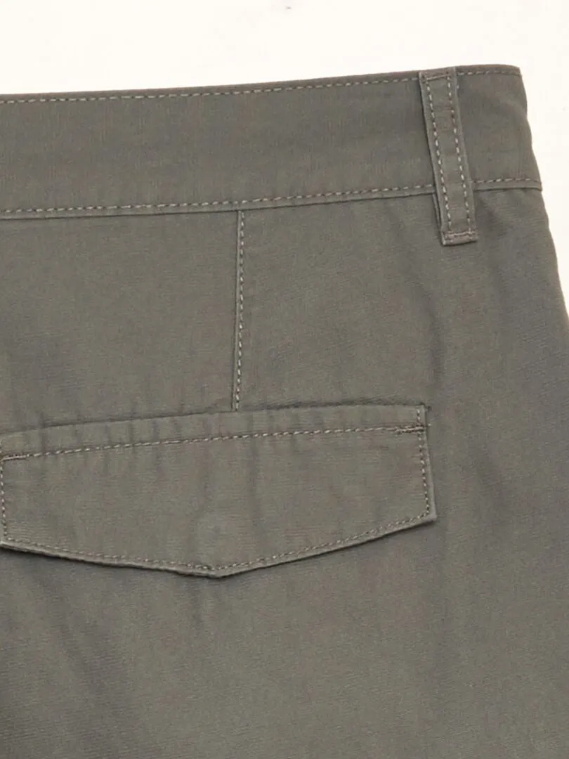 BERMUDAS CON BOLSILLOS EN LOS LATERALES  KAKI