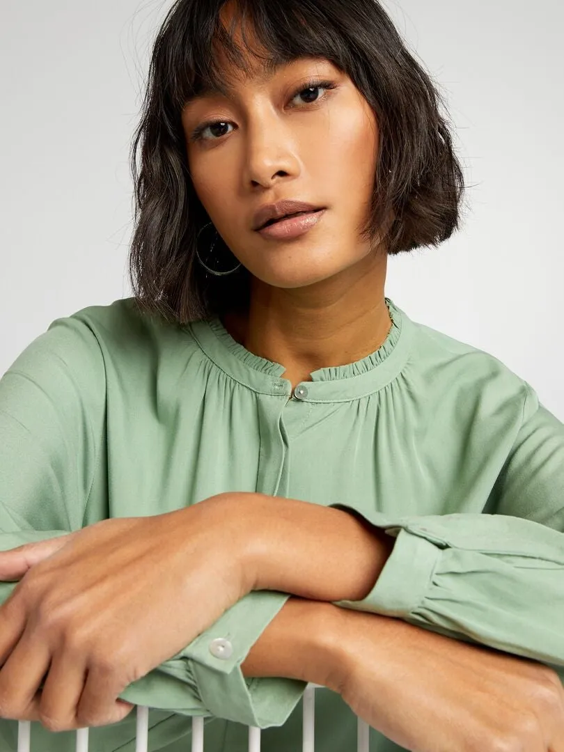 BLUSA CON CUELLO MAO  VERDE