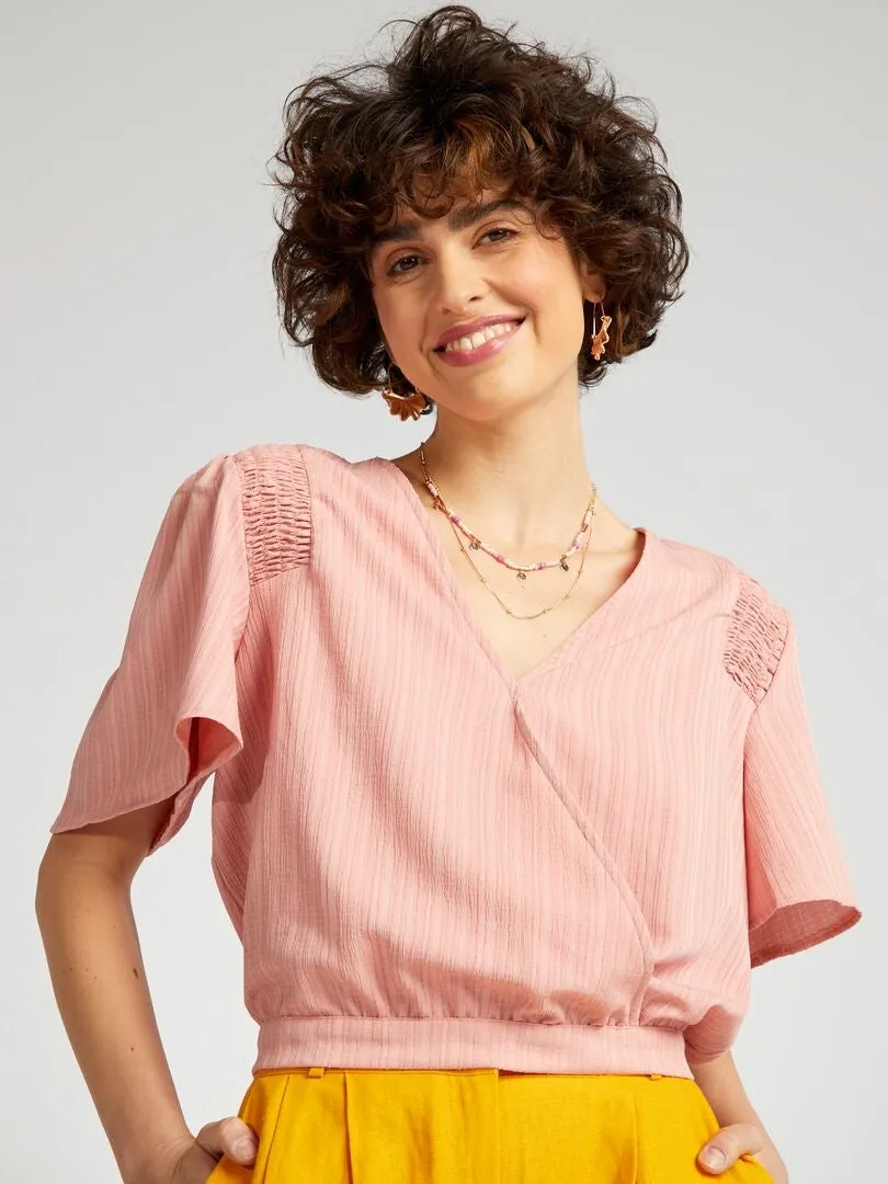 BLUSA CORTA CON CUELLO DE PICO  ROSA