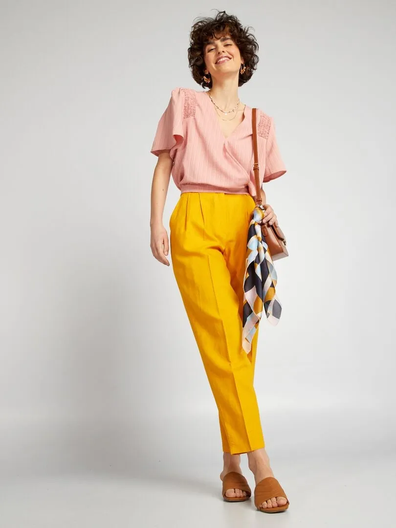 BLUSA CORTA CON CUELLO DE PICO  ROSA