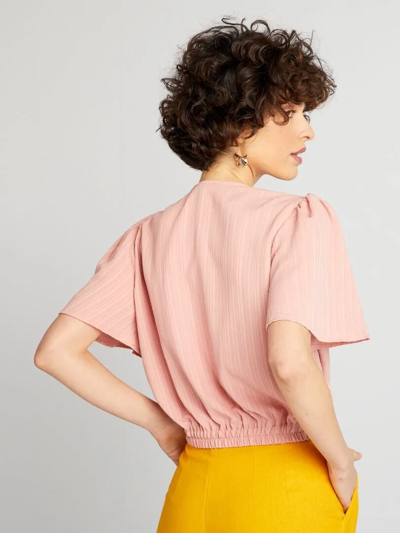 BLUSA CORTA CON CUELLO DE PICO  ROSA