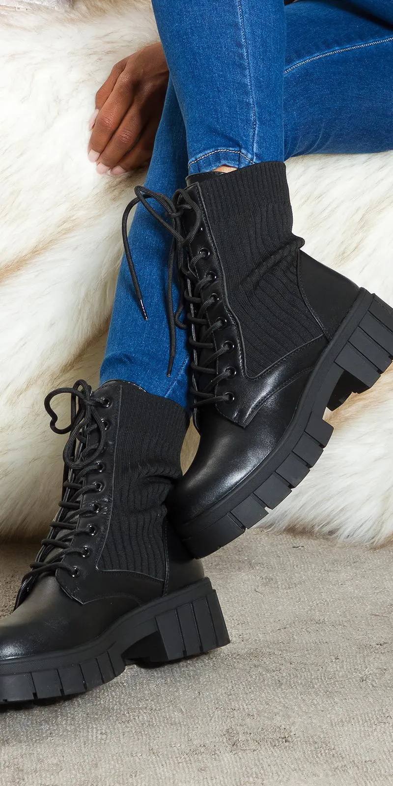 Botines negro con look Biker acanalado 