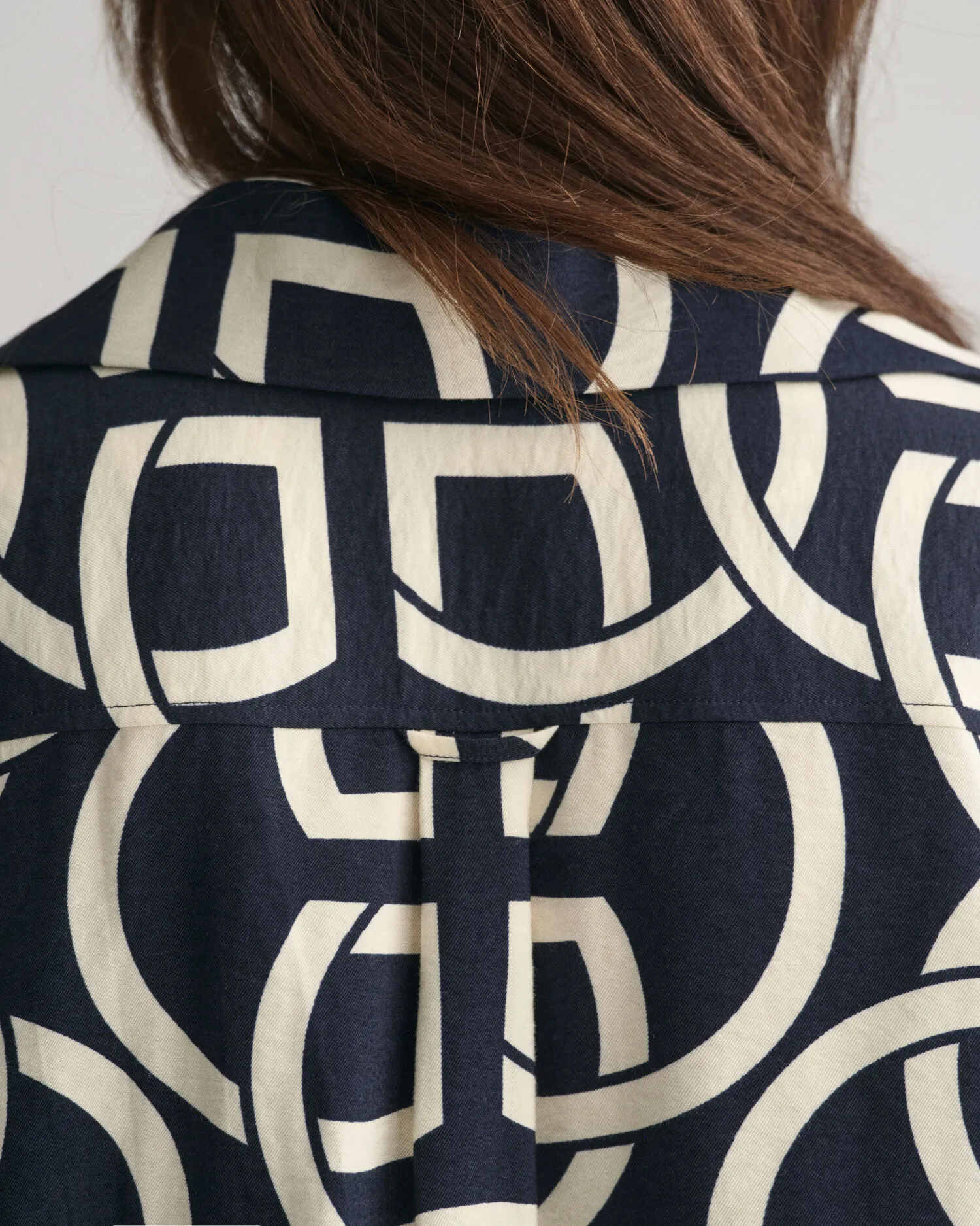 Camisa Relaxed Fit Popover de manga corta con estampado Monogram