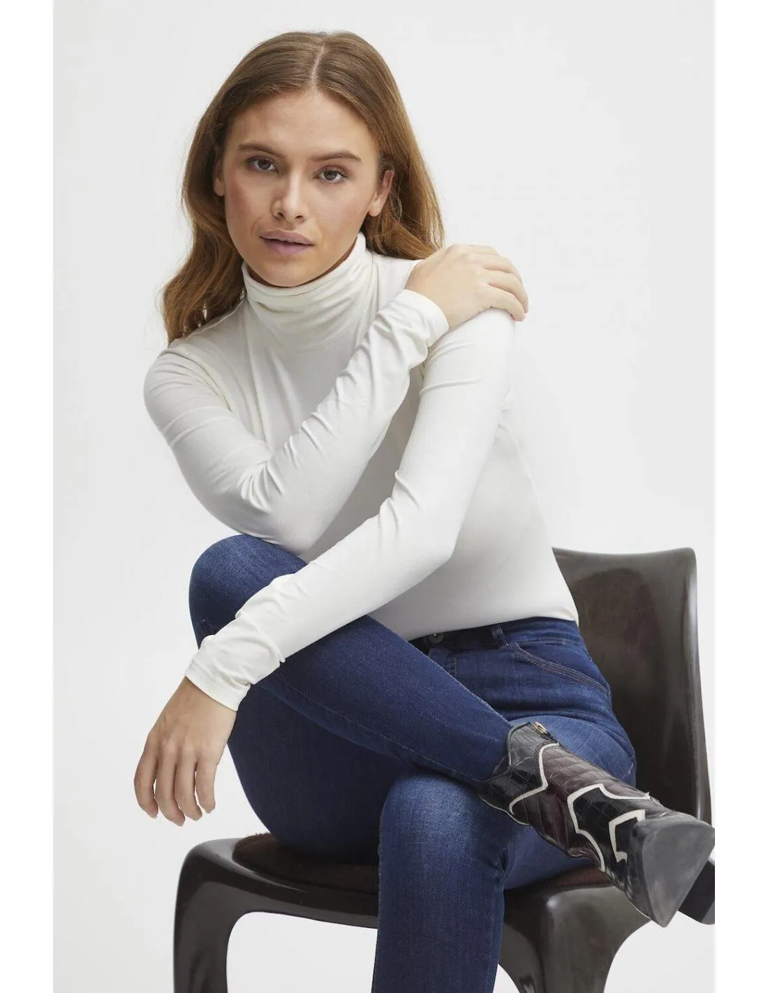 CAMISETA DE CUELLO ALTO BLANCA B.YOUNG PAMILA