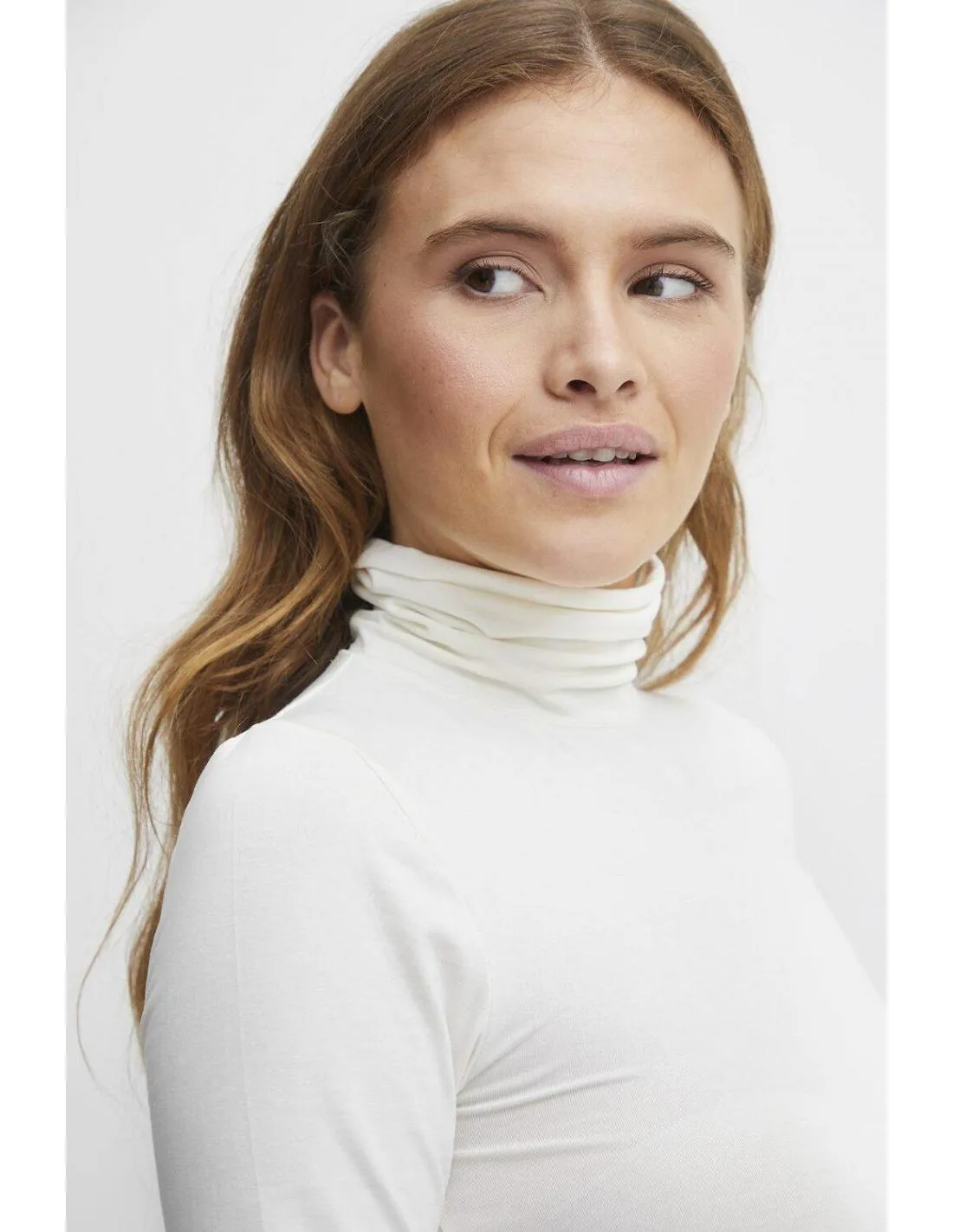 CAMISETA DE CUELLO ALTO BLANCA B.YOUNG PAMILA