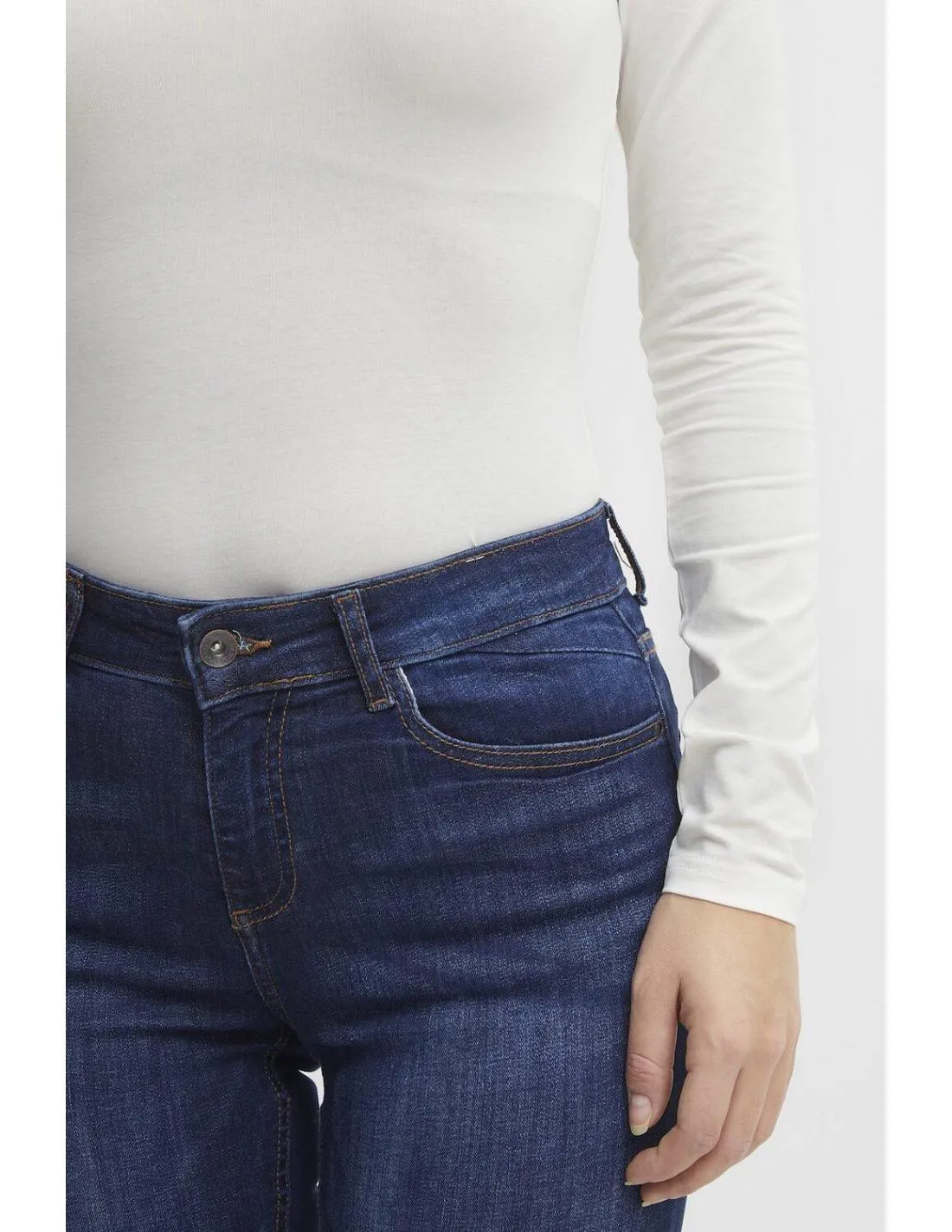 CAMISETA DE CUELLO ALTO BLANCA B.YOUNG PAMILA