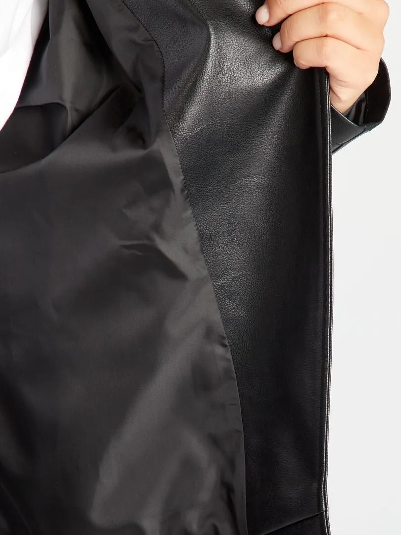 CAZADORA DE MATERIAL SINTéTICO CON CUELLO DENTADO  NEGRO