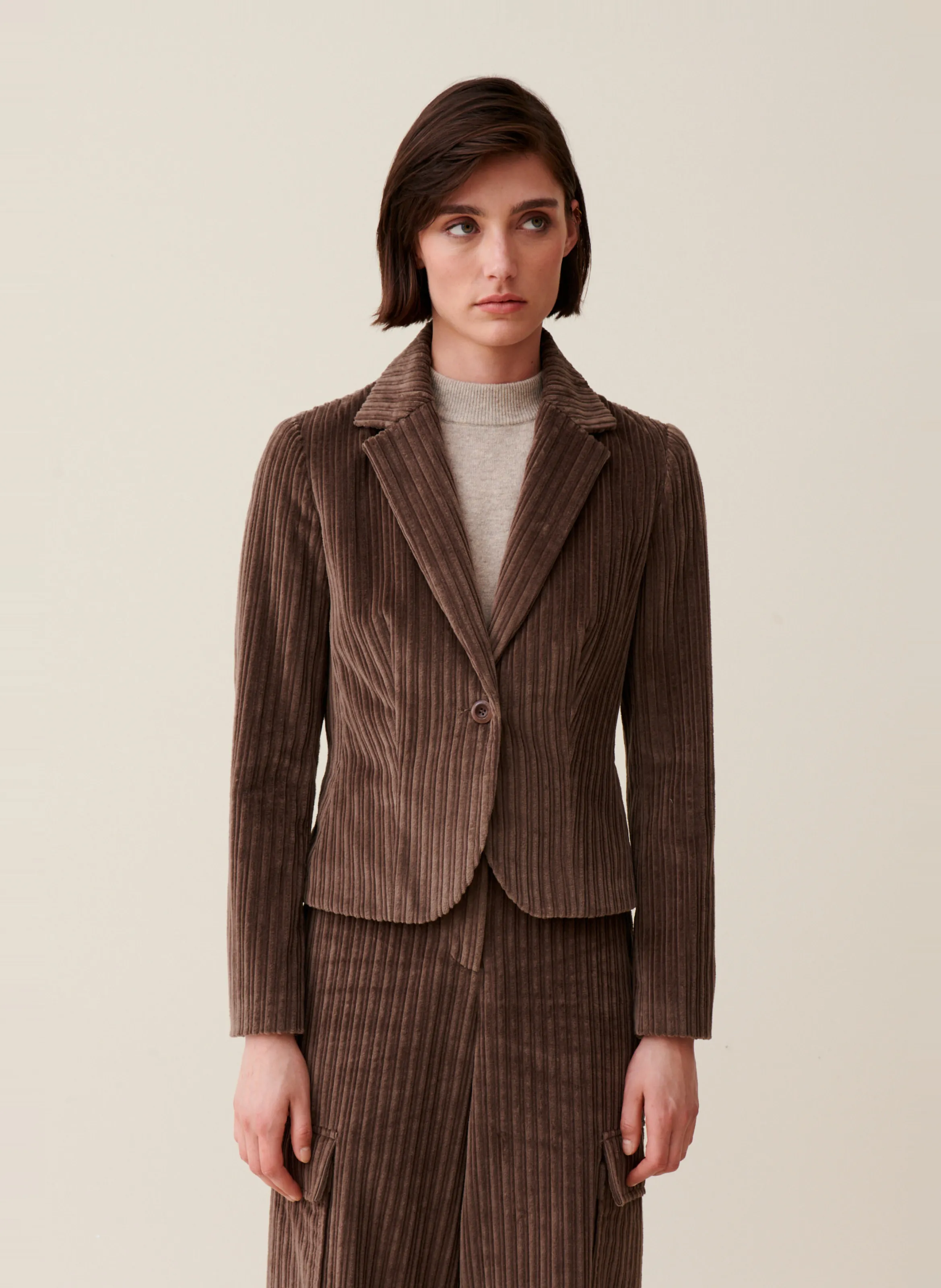 Chaqueta de pana ajustada en marron