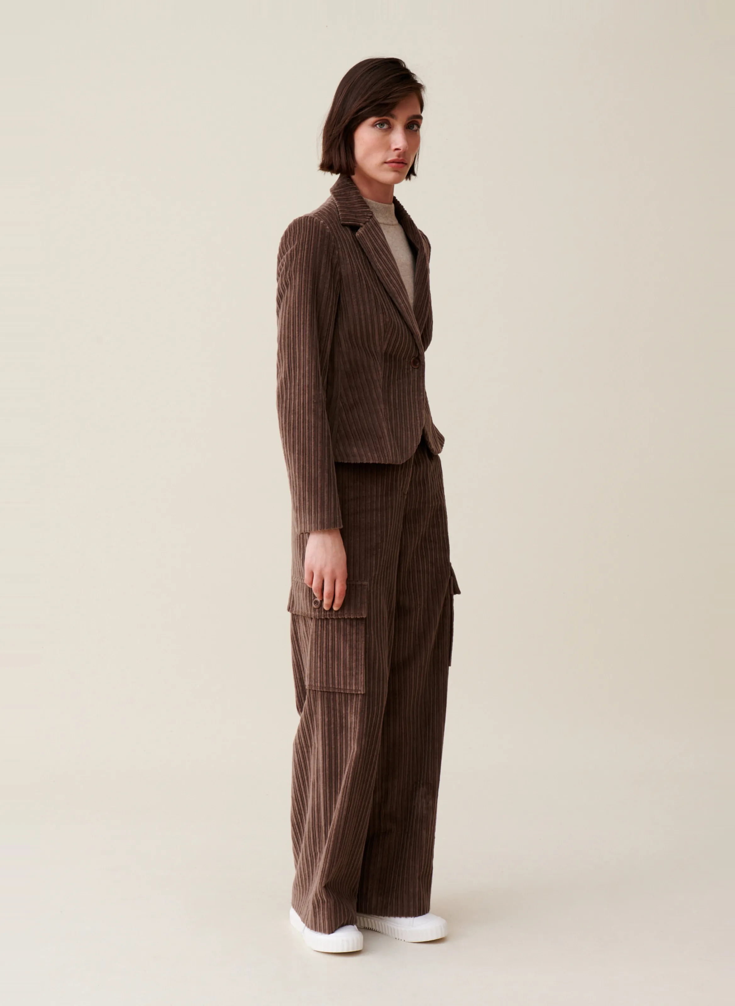 Chaqueta de pana ajustada en marron