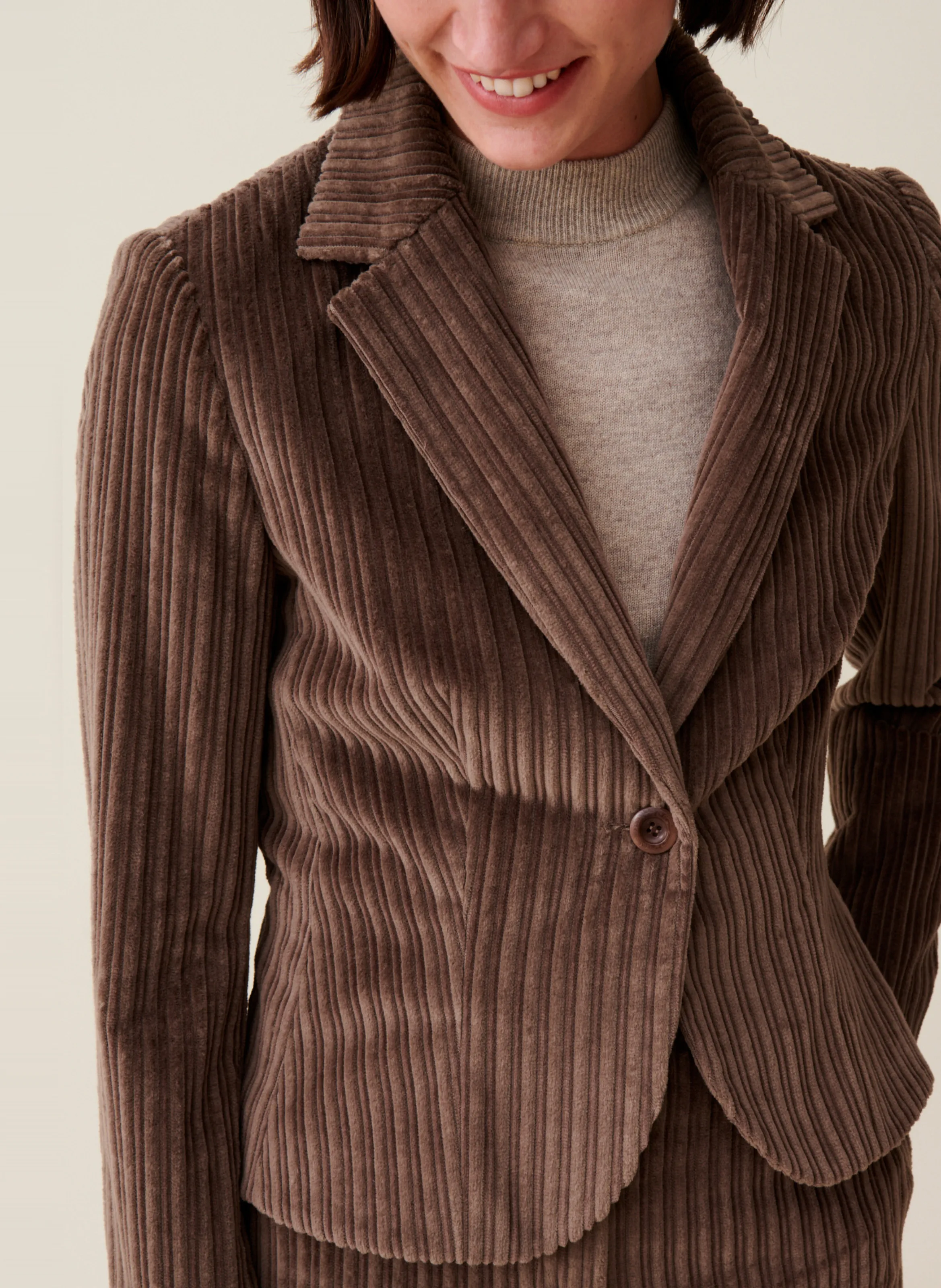 Chaqueta de pana ajustada en marron