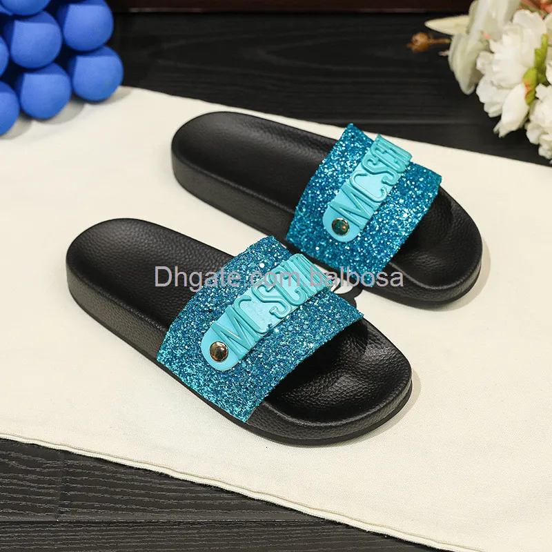 Diseñador sandalias para mujer cartas de hardware decorativo espíritu de espiga diapositivas zapatillas de lujo moda para mujere