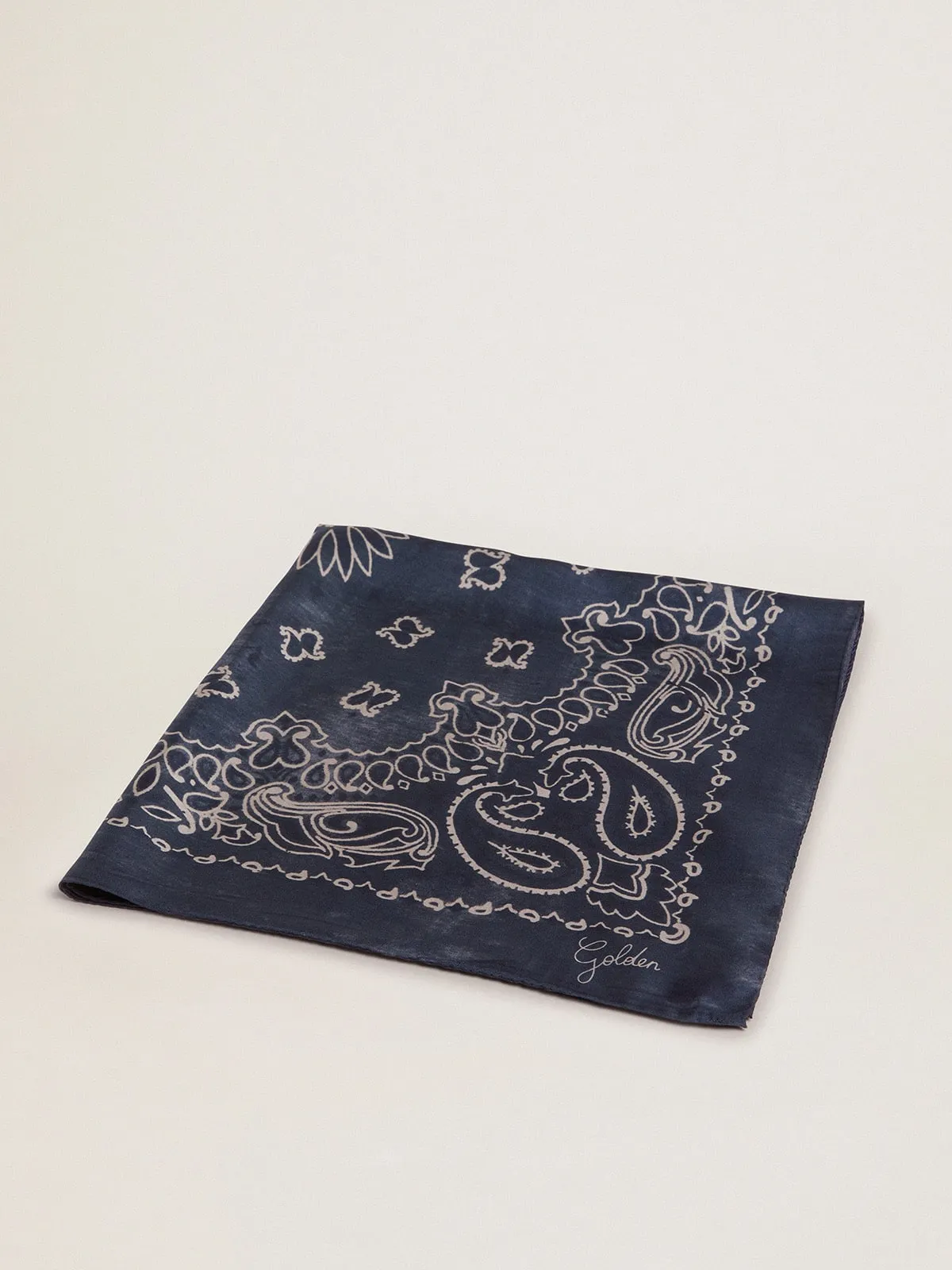 Fular Colección Golden de color azul denim con motivo paisley