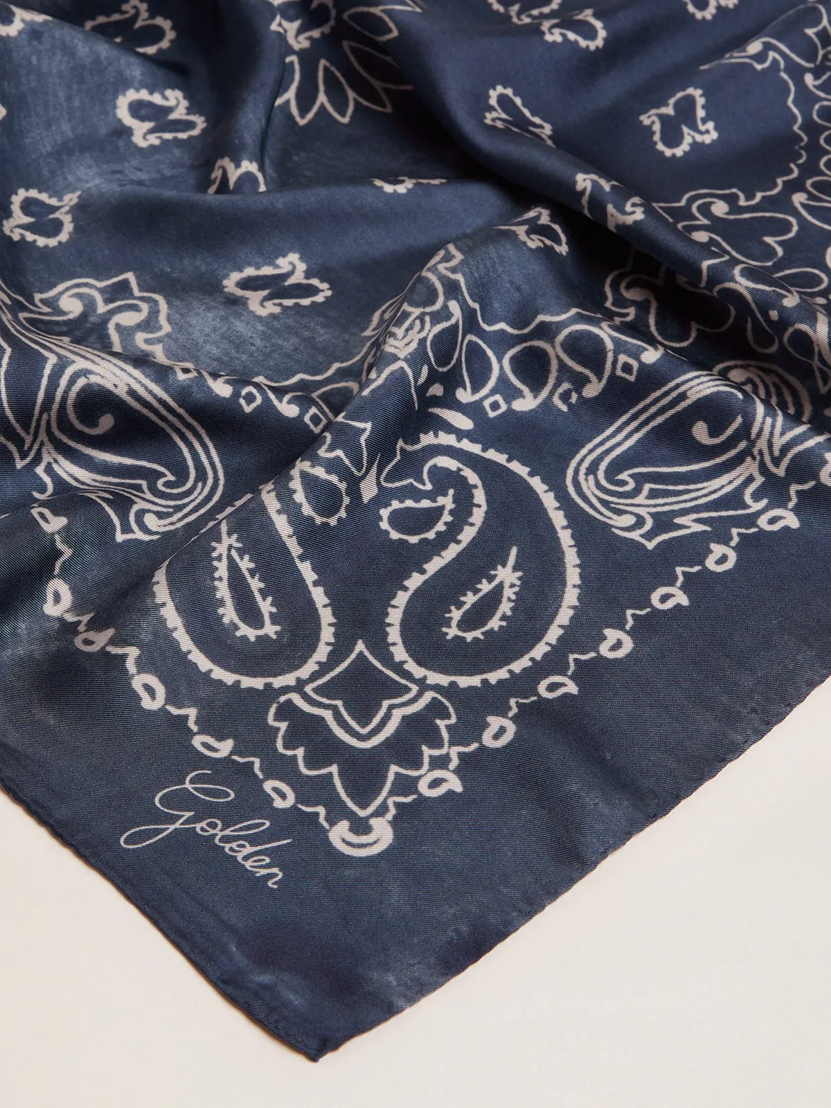 Fular Colección Golden de color azul denim con motivo paisley
