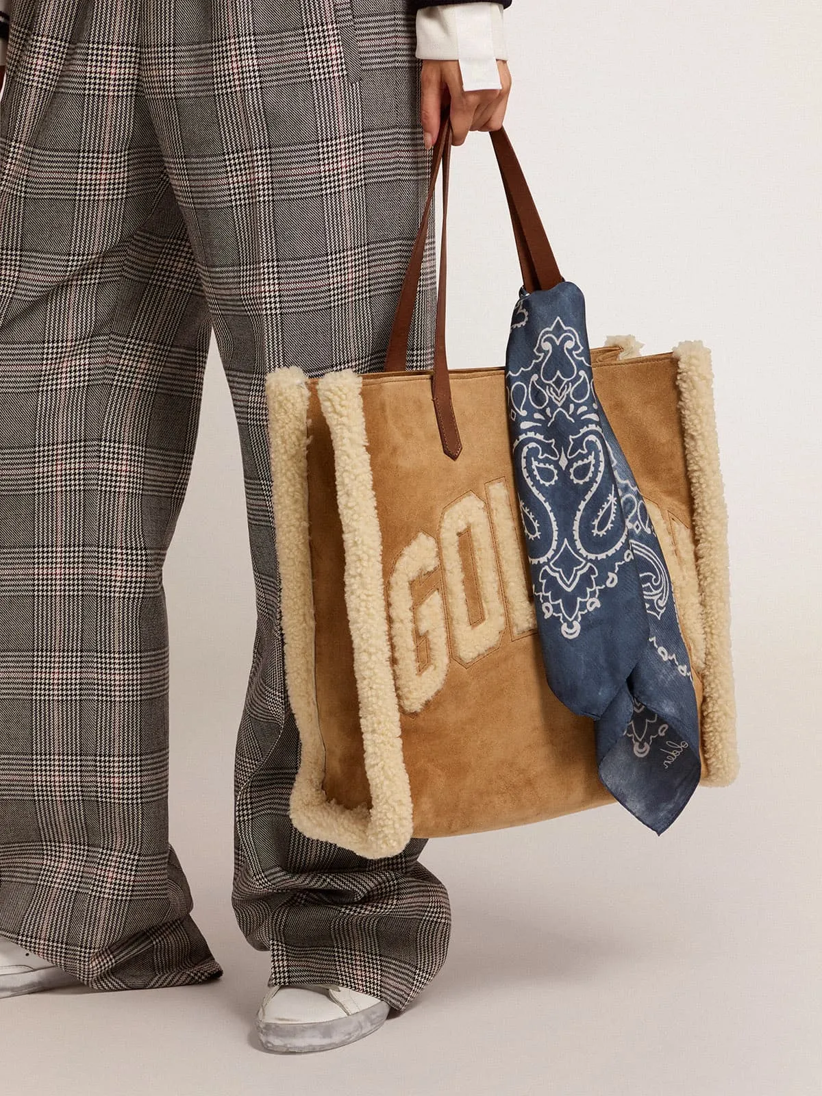 Fular Colección Golden de color azul denim con motivo paisley