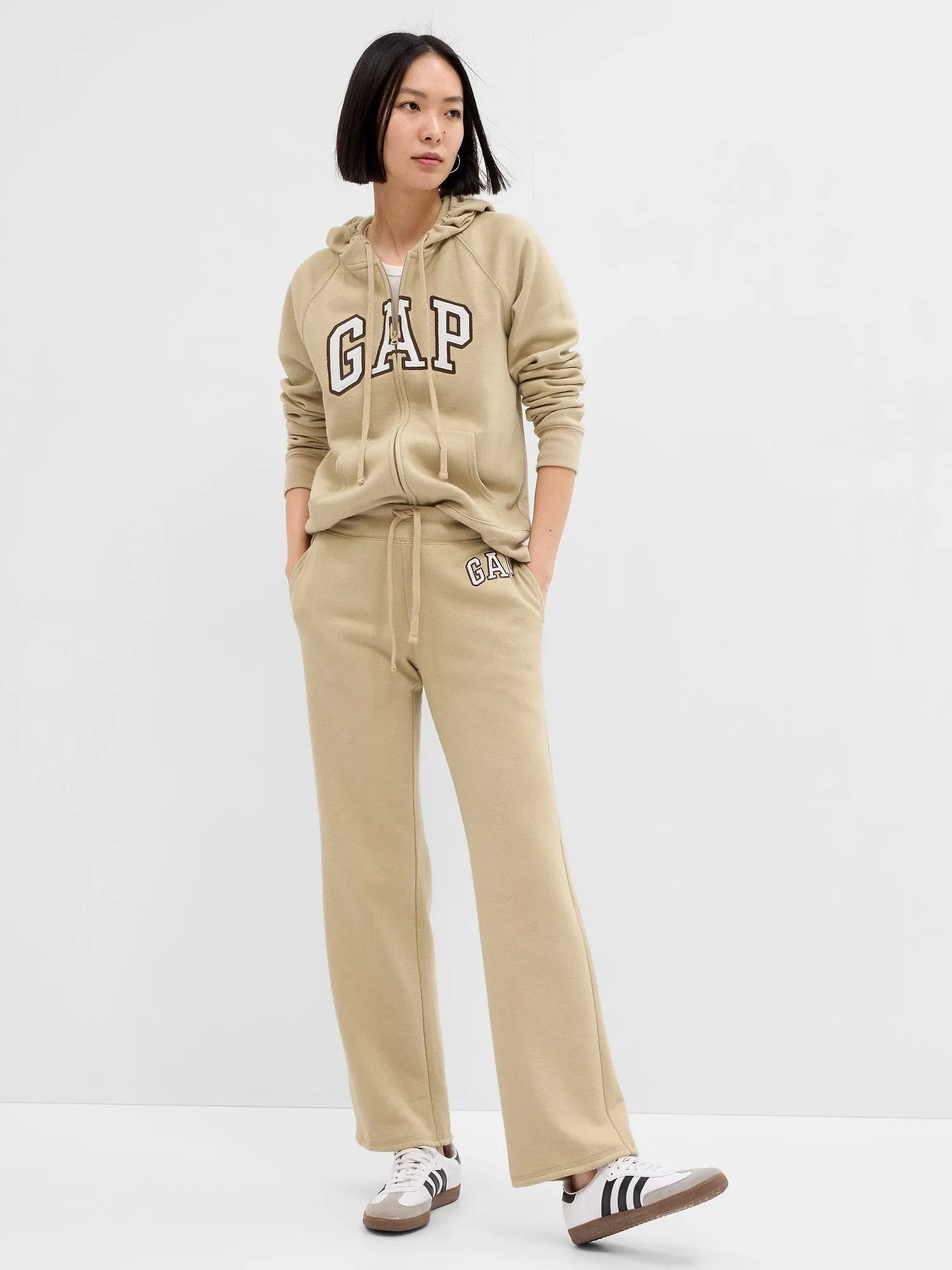 GAP Pantalón de Buzo GAP Logo Recto Mujer Café