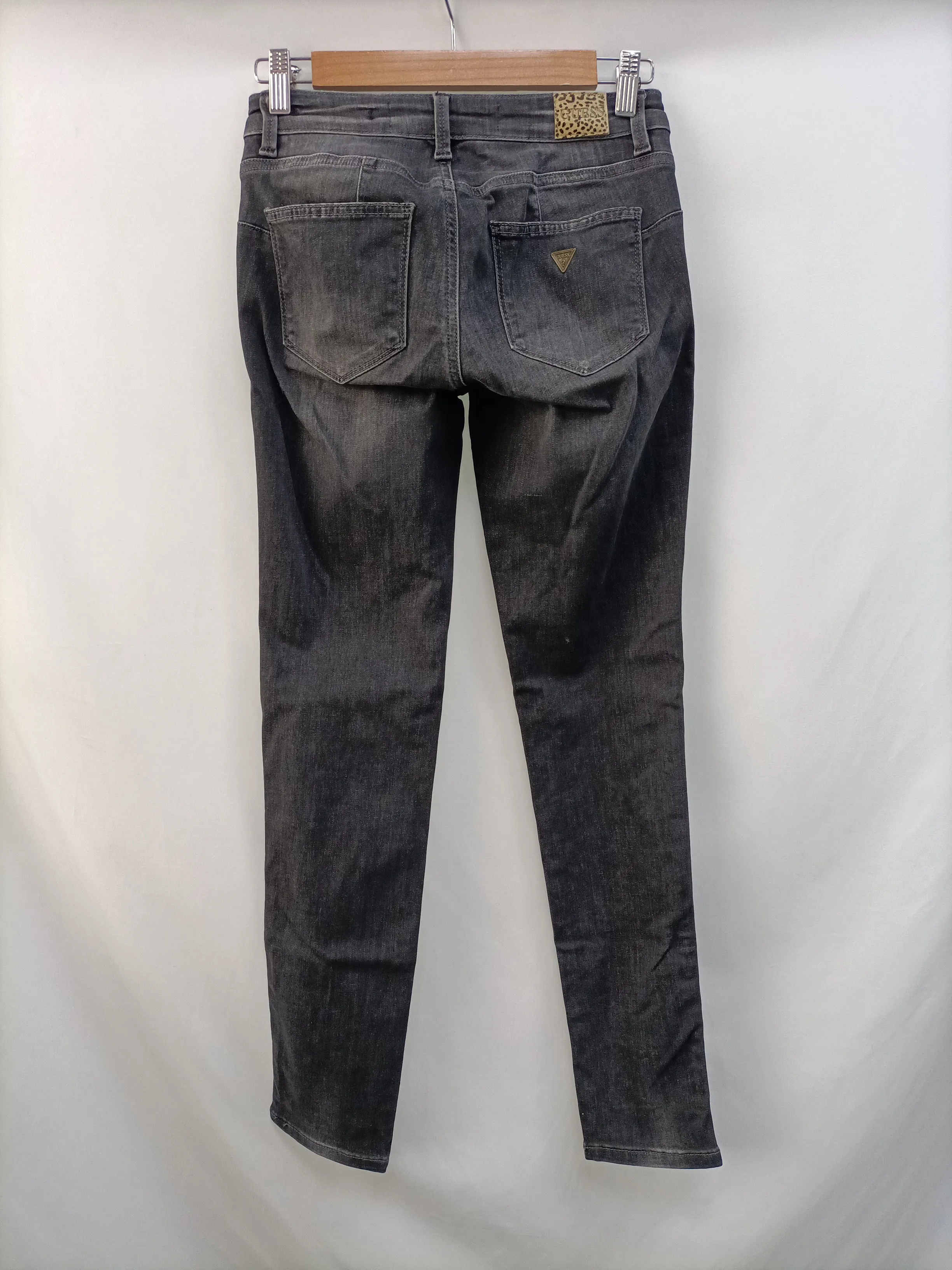 GUESS. Pantalón gris denim T.27