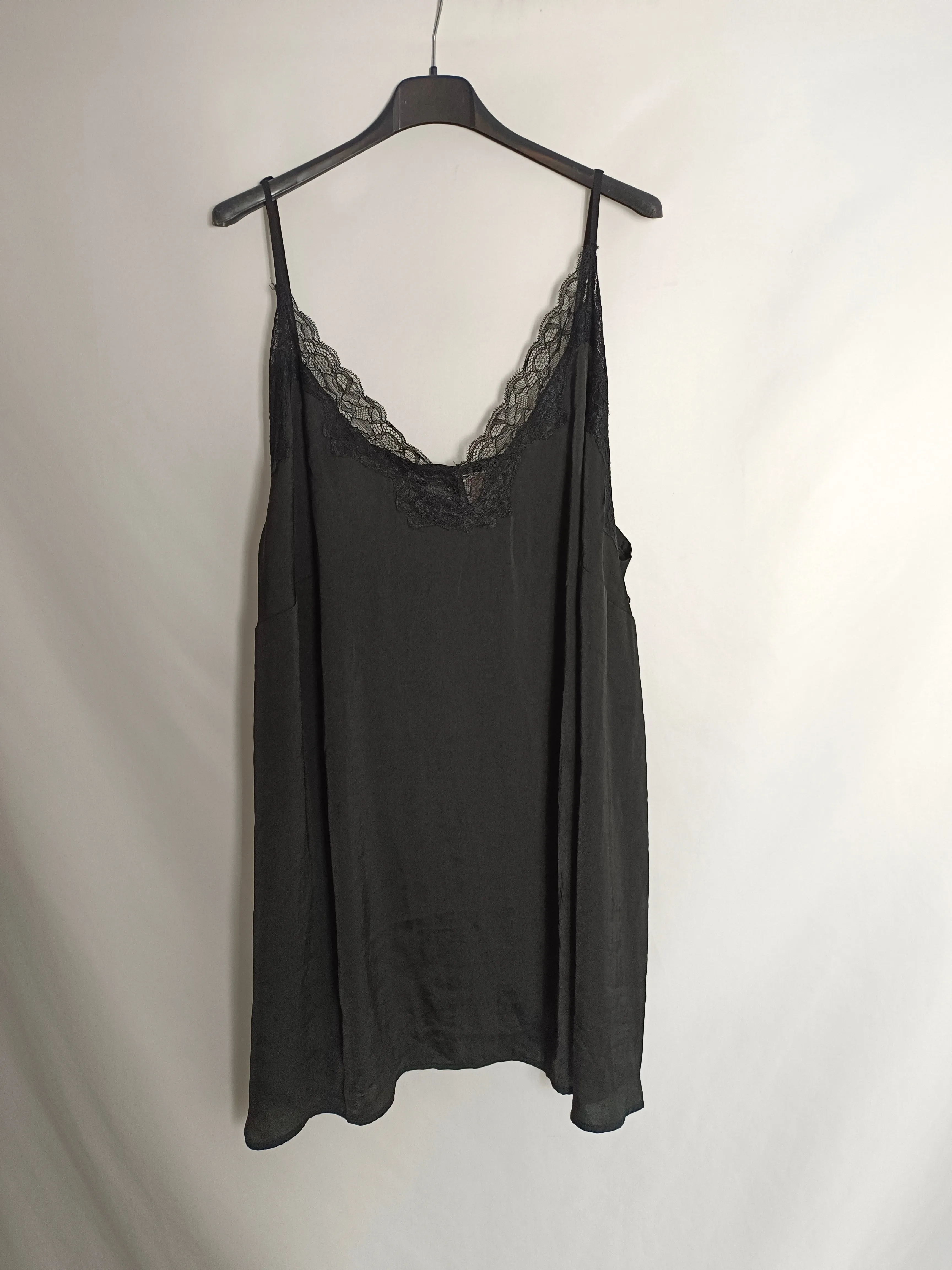 H&M. Top negro lencero T.3xl