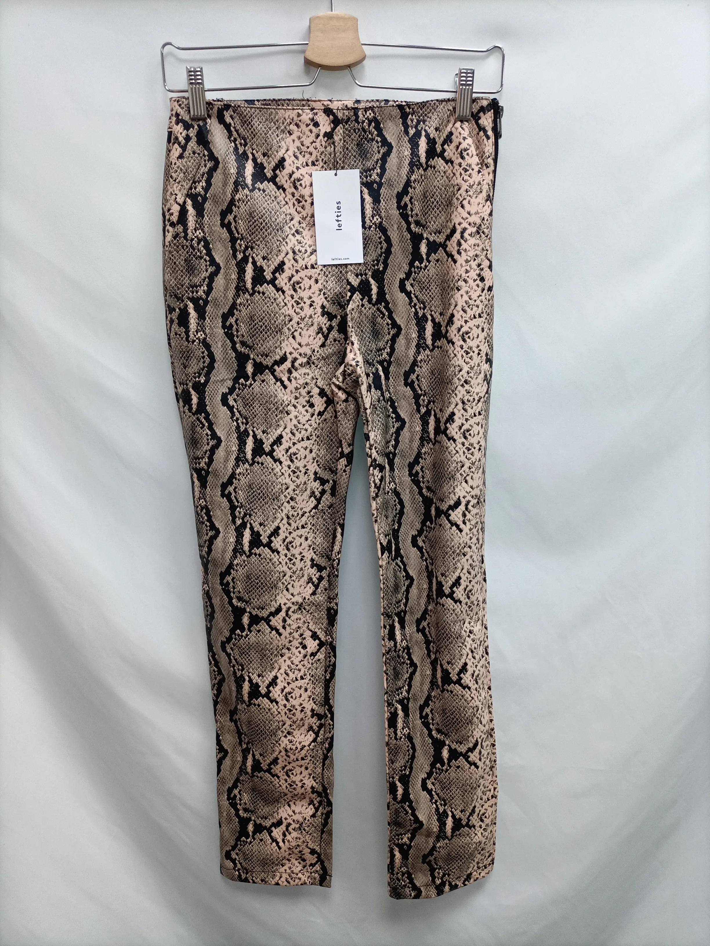 LEFTIES. Pantalón polipiel ánimal print T.36