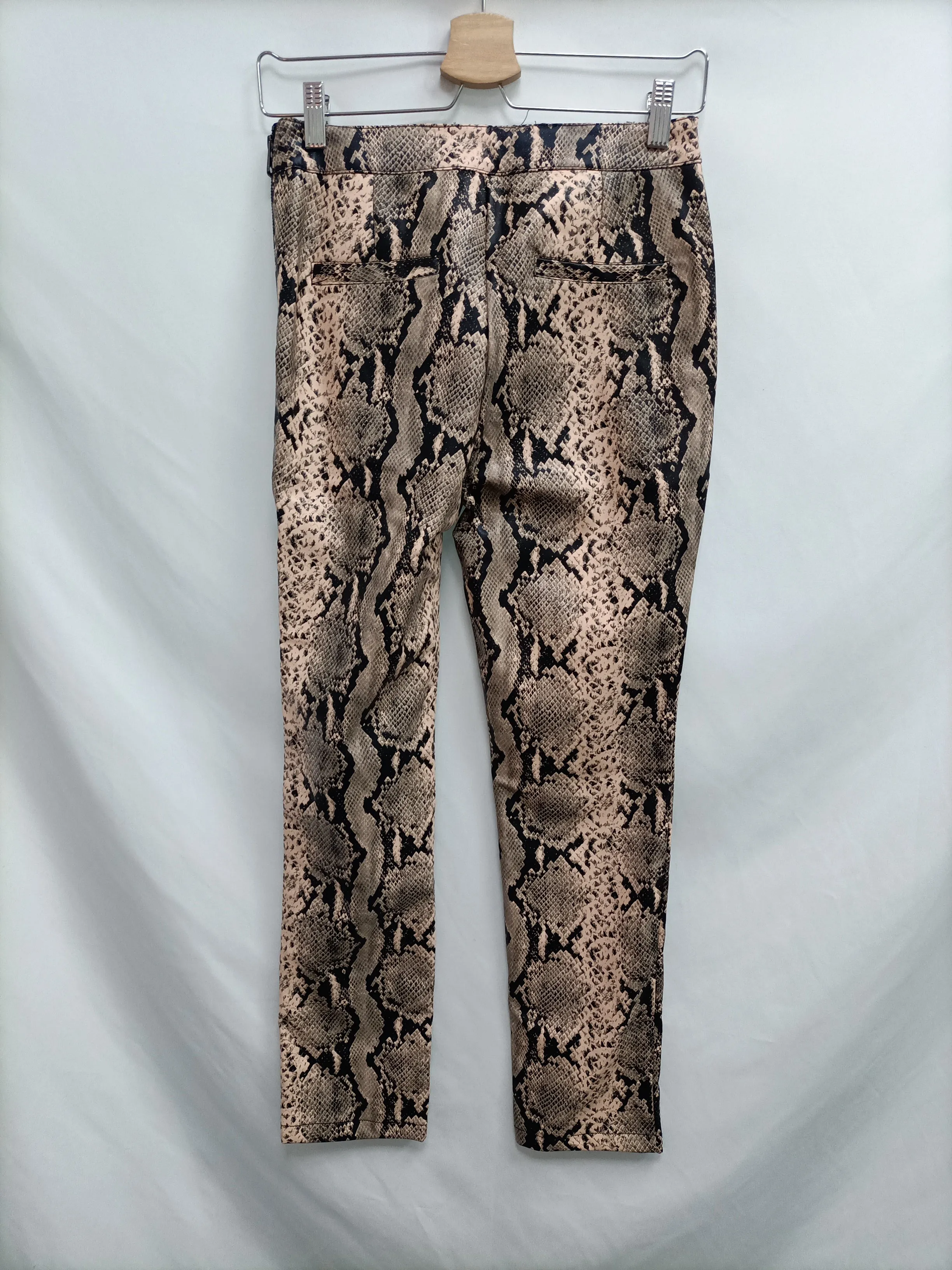 LEFTIES. Pantalón polipiel ánimal print T.36
