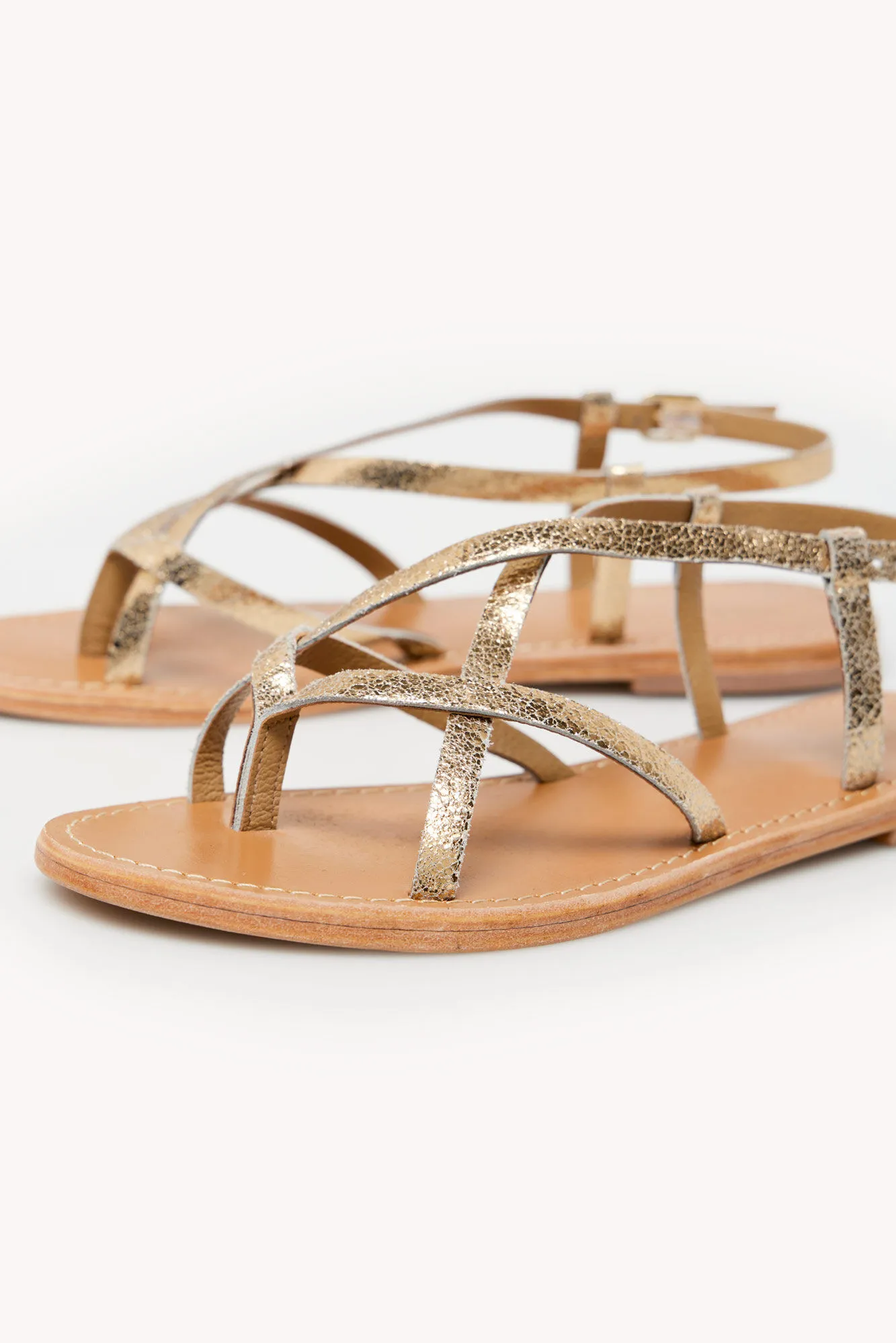 Melba. Sandalias planas de piel metalizada