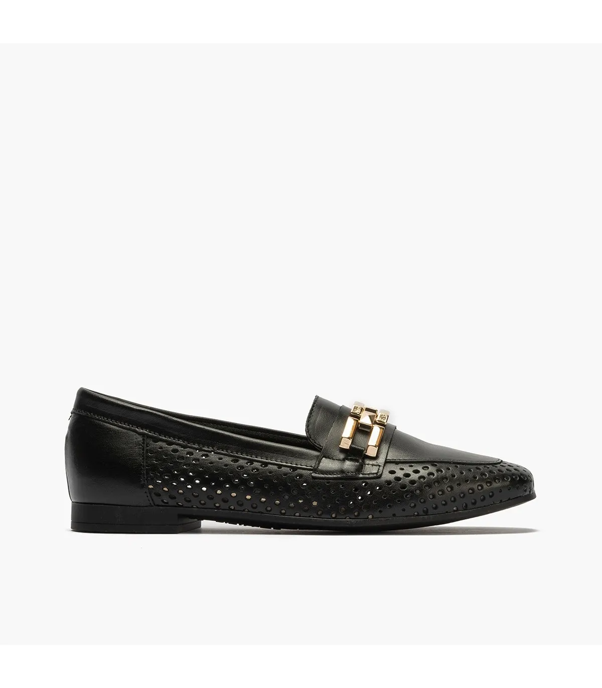 Mocasines de mujer en piel picados con adorno y tacón bajo