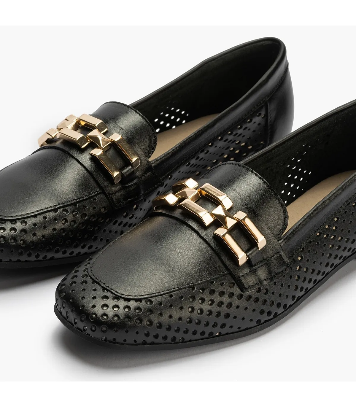 Mocasines de mujer en piel picados con adorno y tacón bajo