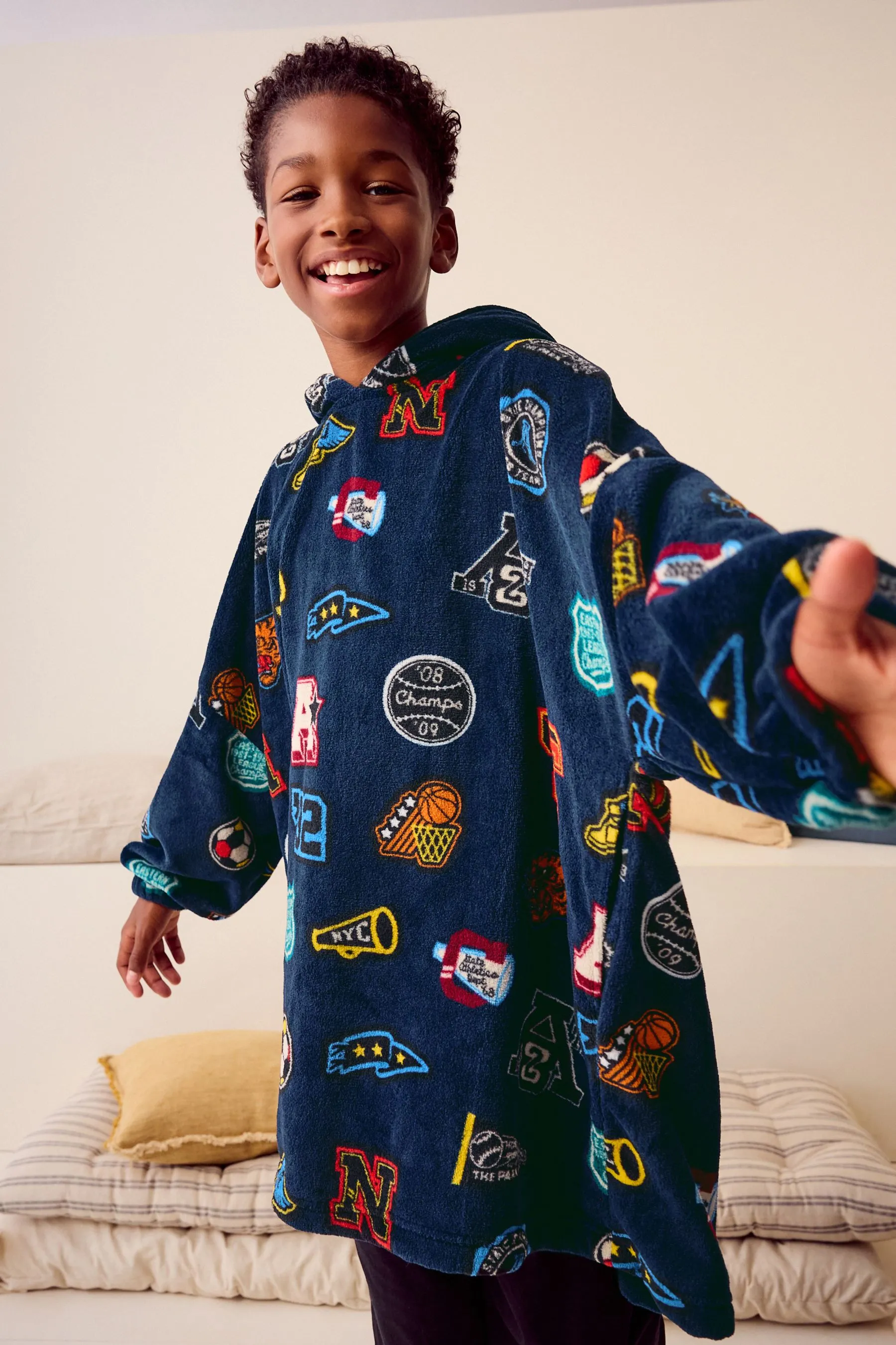 NAVY BLUE VARSITY  FLEECE HOODED BLANKET (316YRS)