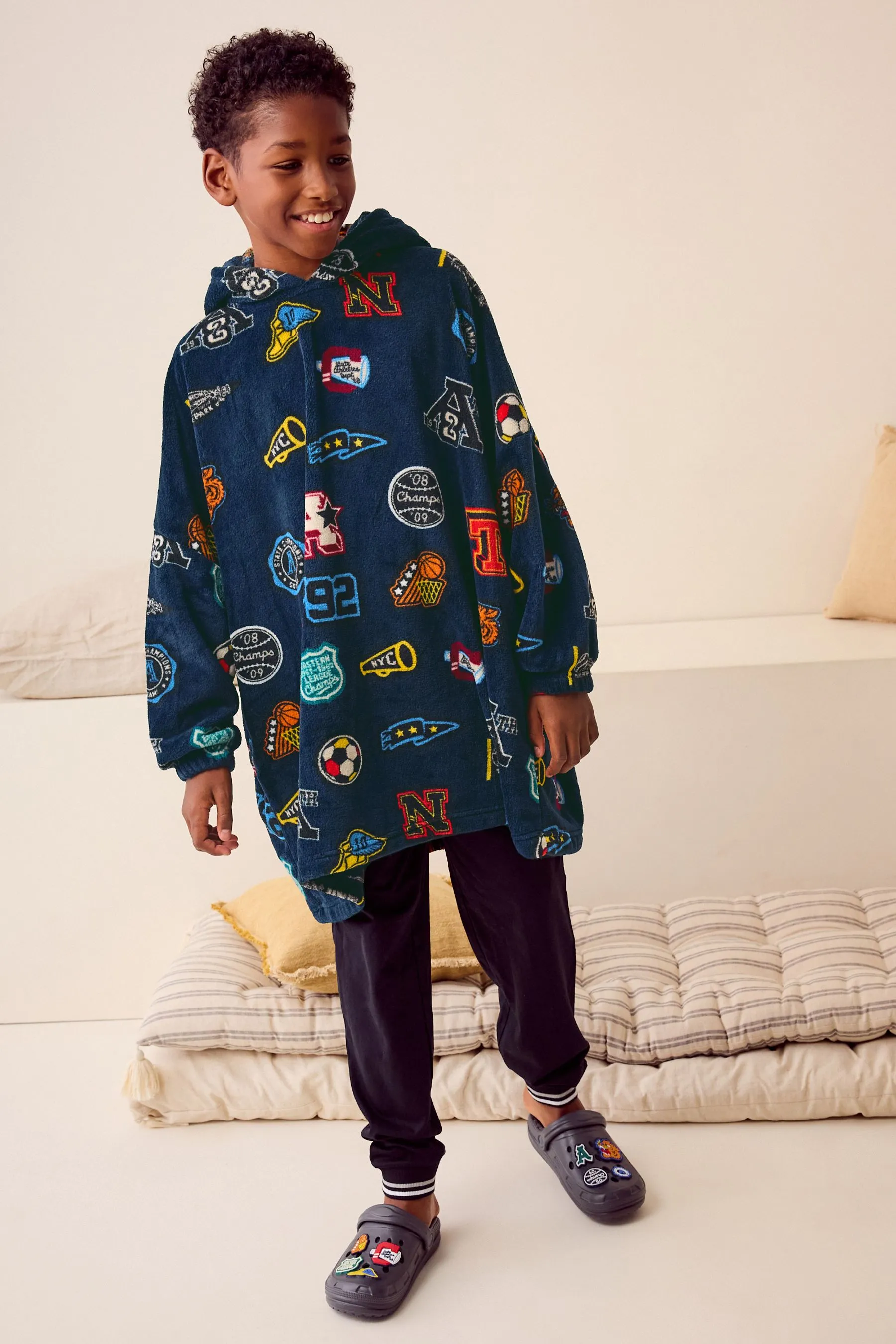 NAVY BLUE VARSITY  FLEECE HOODED BLANKET (316YRS)