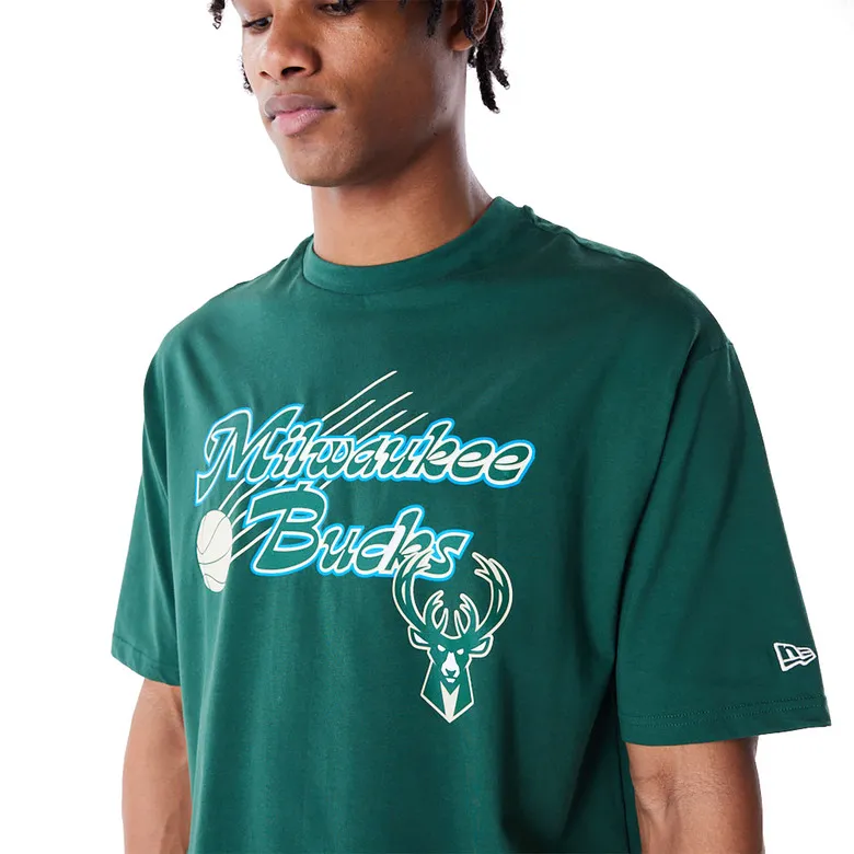 NEW ERA NBA MILWAUKEE BUCKS SCRIPT OVERSIZED TSHIRT