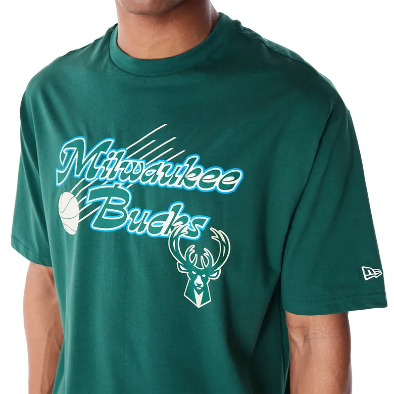 NEW ERA NBA MILWAUKEE BUCKS SCRIPT OVERSIZED TSHIRT