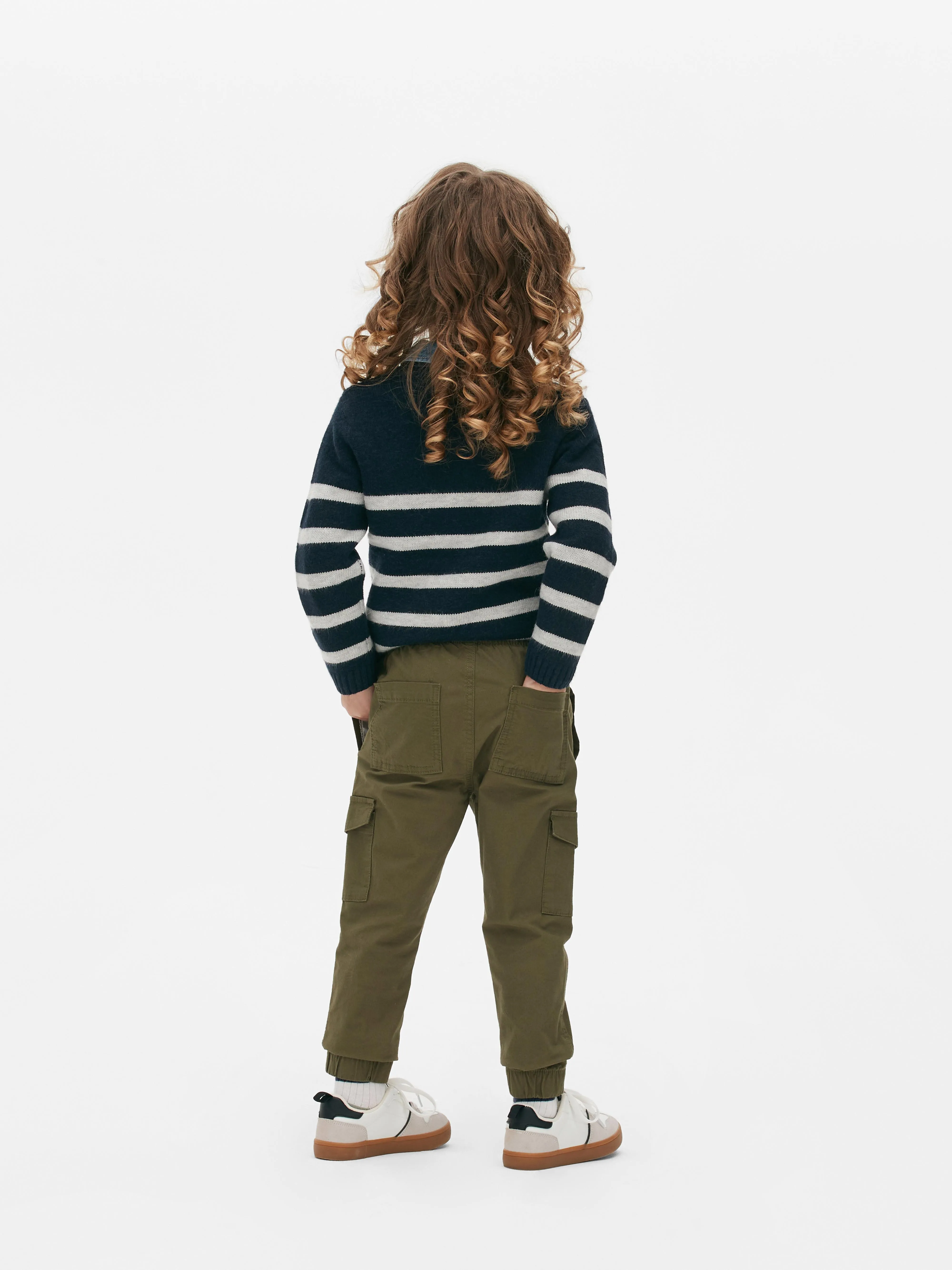 Pantalón cargo con bajos ajustados
