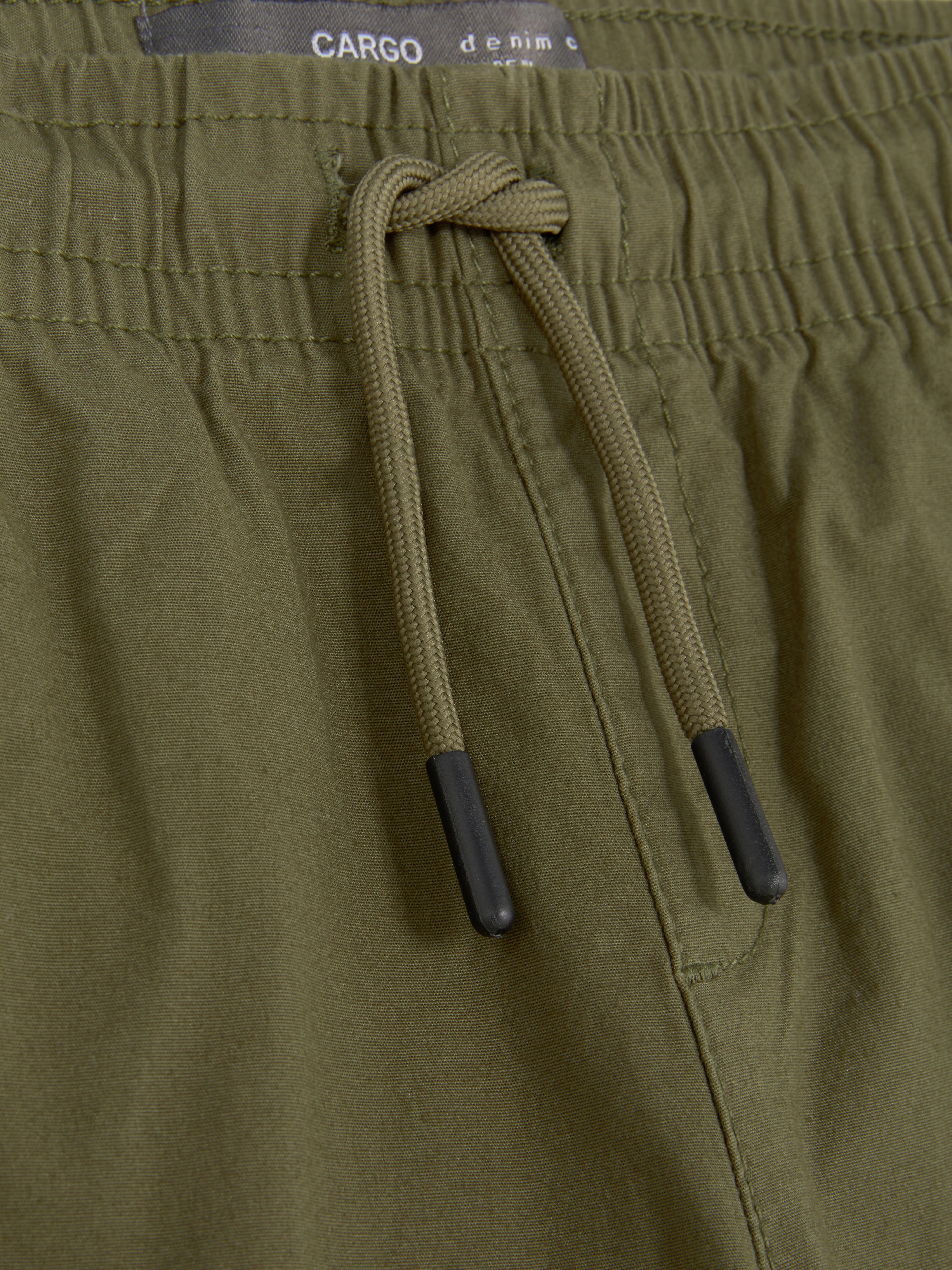 Pantalón cargo con bajos ajustados